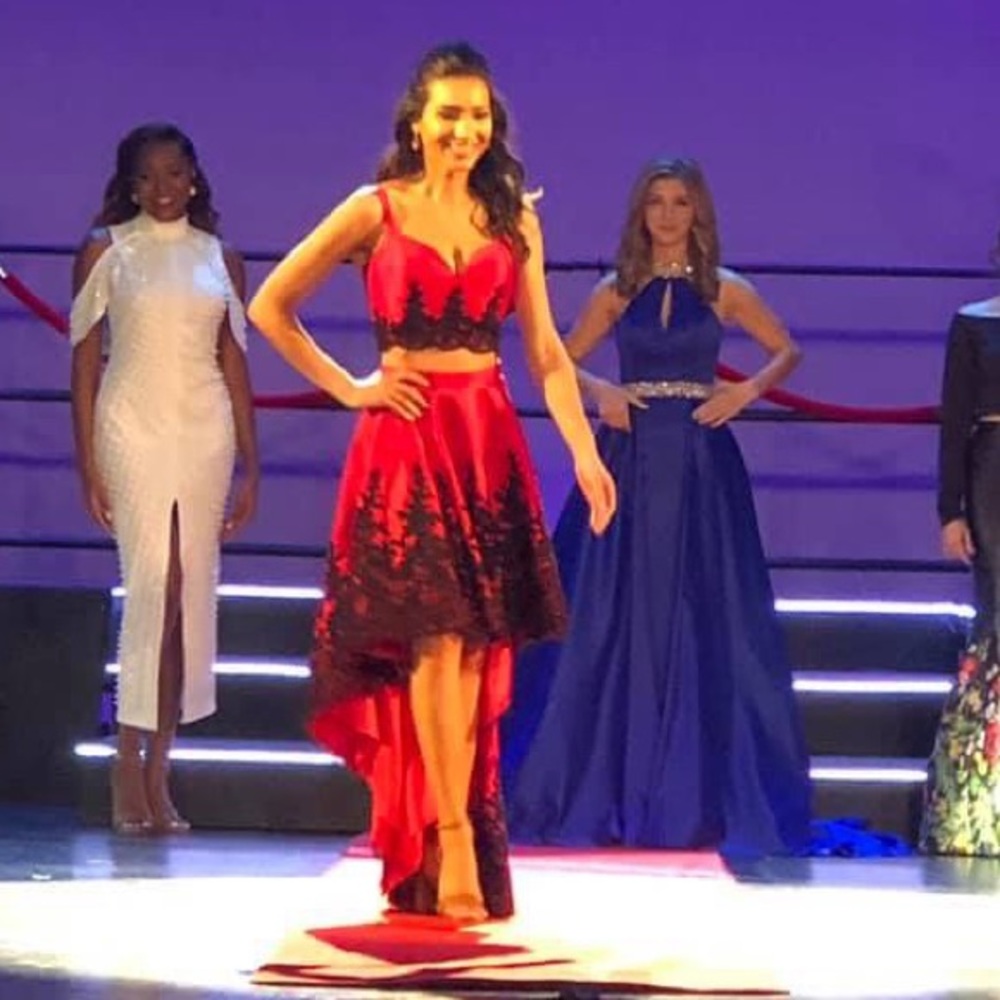 💕 Sherri Hill Red